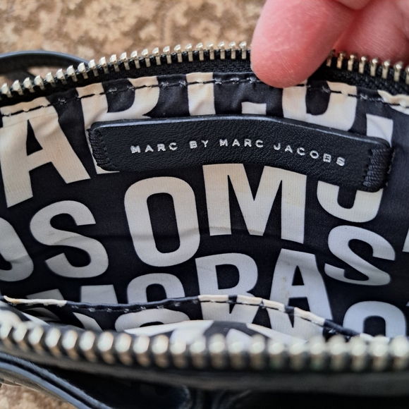 Marc Jacobs Black Leather Crossbody with Dual Front Pockets - Picture 5 of 9